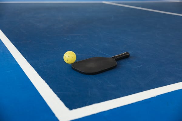 Pickleball Paddle Weight Guide: Light vs Heavy and How It Affects Play
